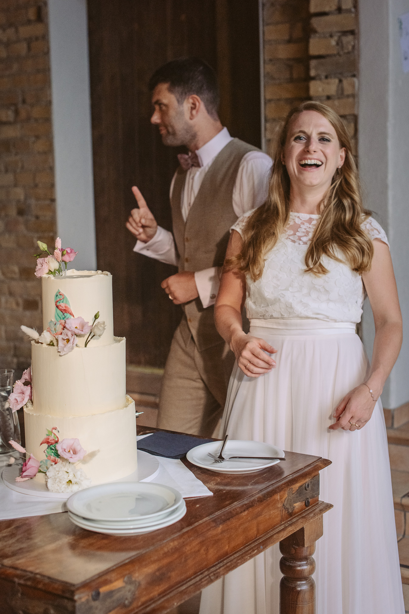 heiraten henkell hochheim kleine residenz am schloss brautpaar brautkleid weinberge hochzeitsfotografie torte 