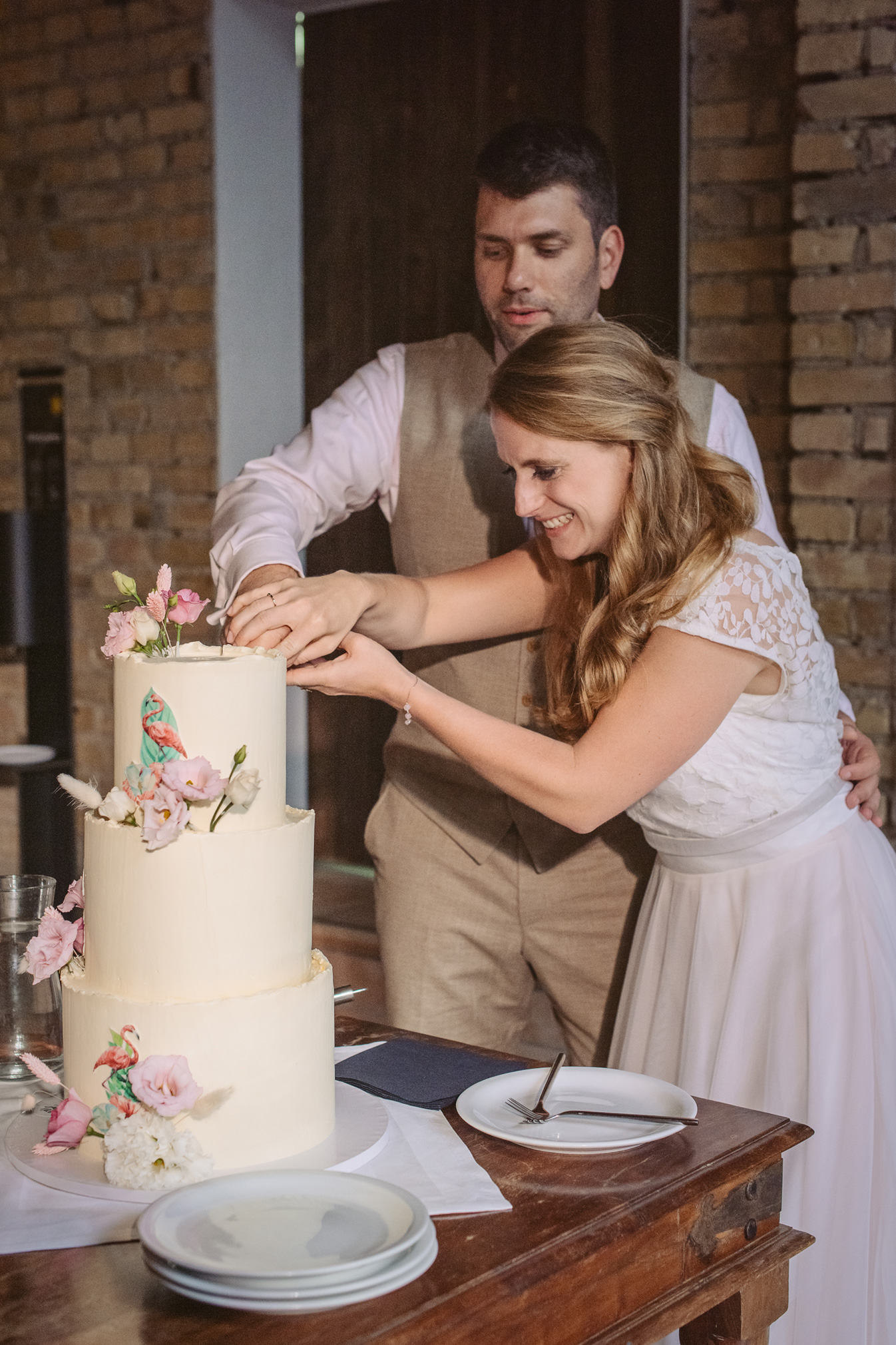 heiraten henkell hochheim kleine residenz am schloss brautpaar brautkleid weinberge hochzeitsfotografie torte 