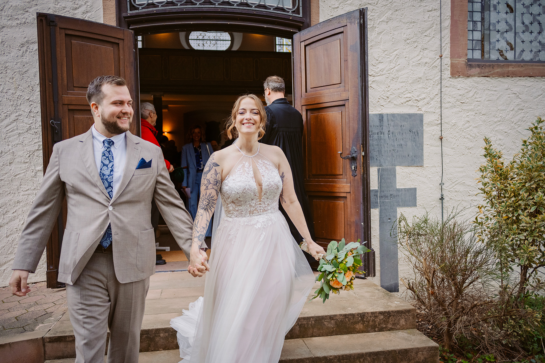 hochzeit frankfurt hochzeitsfotograf brautpaar auszug kirche